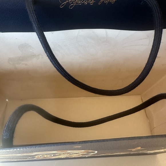 Louis Vuitton large gift bagππππππππππ
Great for storage and decoration - Picture 12 of 12